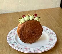 Круассан Суприм Фисташка-клубника