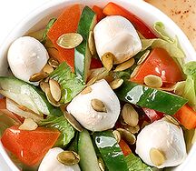 Салат овощной с сыром моцарелла