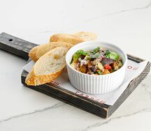 Хумус из нута с овощами с багетом