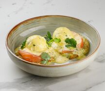 Кабачковые оладьи с лососем и яйцом пашот