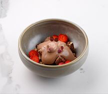 Брауни ПП с вишневым соусом, шоколадным кремом и клубникой