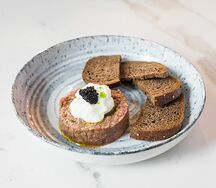 Тартар из говядины с муссом из пармезана
