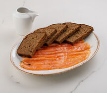 Гравлакс с горчичным соусом
