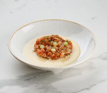 Тартар из креветок с томатами и соусом маракуйя