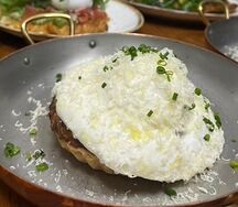 Киш сырный с яйцом пашот