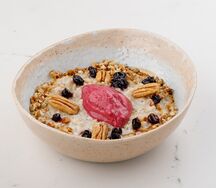 Овсяная каша на кокосовом молоке с ягодным соусом