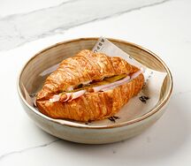 Круассан с ветчиной, сливочным сыром и корнишонами