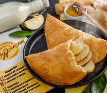 Чебурек с яблоком и корицей
