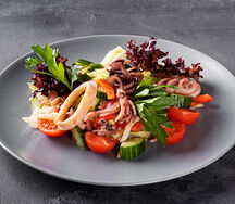 Овощной салат с морепродуктами