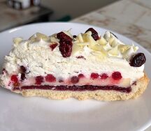 Торт брусничный с белым шоколадом