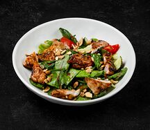 Салат с острой курицей и овощами