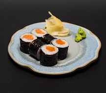 Маки ролл с лососем