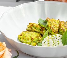 Кабачковые оладьи с сырным кремом и яйцом