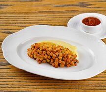 Котлета Пожарская с картофельным пюре и домашней аджикой