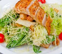 Салат Цезарь с курицей