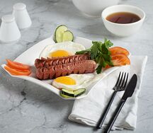 Жареные яйца с сосиской