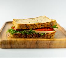 Сэндвич с курицей и помидором