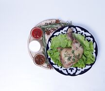 Куриные окорочка жареные с луком на сковороде