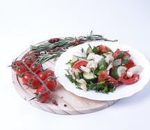 Салат с огурцами и помидорами с маслом