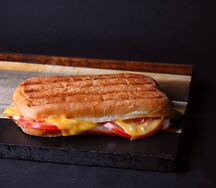 Чиабатта с беконом и сыром