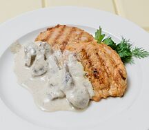 Медальоны из индейки с грибным соусом