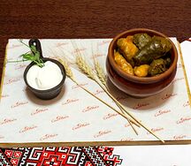 Голубцы со свининой в винoградном и капустном листе