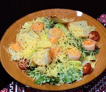 Салат Цезарь с креветками