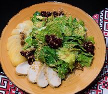 Салат Домнеск с курицей и маринованной грушей