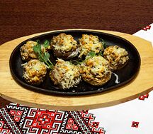 Запеченные шампиньоны, фаршированные мясом свинины и сыром
