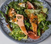 Теплый салат с лососем и сыром сулугуни