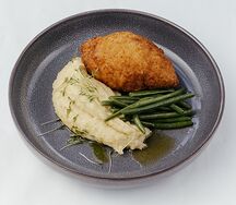 Хрустящая куриная котлета с трюфельным пюре