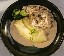 Бефстроганов из говядины с картофельным пюре