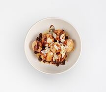 Пончики с шоколадным соусом и сгущенкой