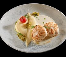 Куриные котлетки, картофельное пюре, сырный соус