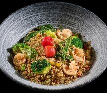 Киноа с креветками и овощами