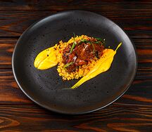 Говяжьи щёчки с трюфельным пюре и кремом из батата