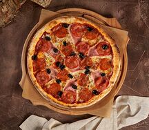 Пицца с колбасками