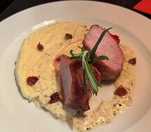 Свиная вырезка с беконом