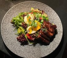 Теплый салат с говядиной и свежими овощами