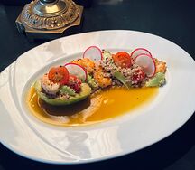 Салат с креветками и авокадо