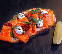 Брускетта с лососем