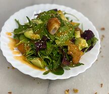 Салат с креветками и манговым соусом чили