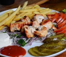 Шашлык из курицы на тарелке