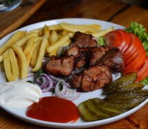 Шашлык из говядины на тарелке