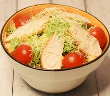 Салат Цезарь с курицей