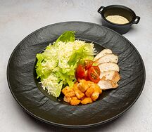 Салат Цезарь с курицей