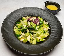 Зелёный салат с цитрусовым соусом