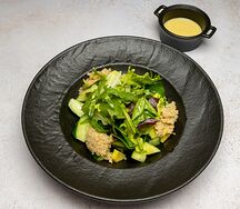 Салат с киноа под медово-горчичным соусом