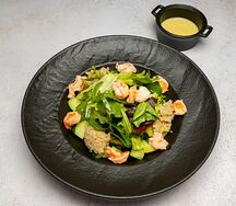 Салат с креветками и киноа