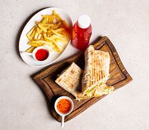 Шаурма с курицей в лаваше, фри и морс 